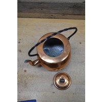 thumb-Oude koperen ketel op pootjes met smeedijzeren handgreep – Theeketel decoratie-4