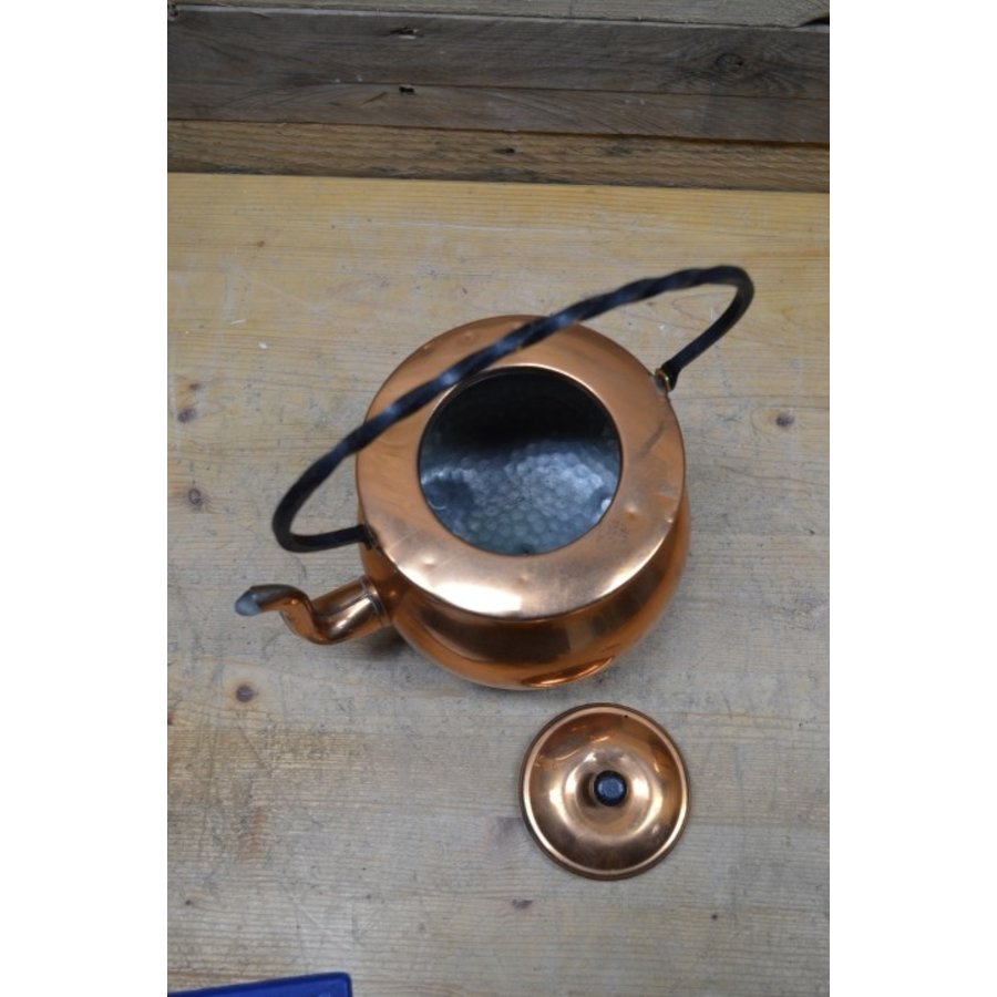 Oude koperen ketel op pootjes met smeedijzeren handgreep – Theeketel decoratie-4