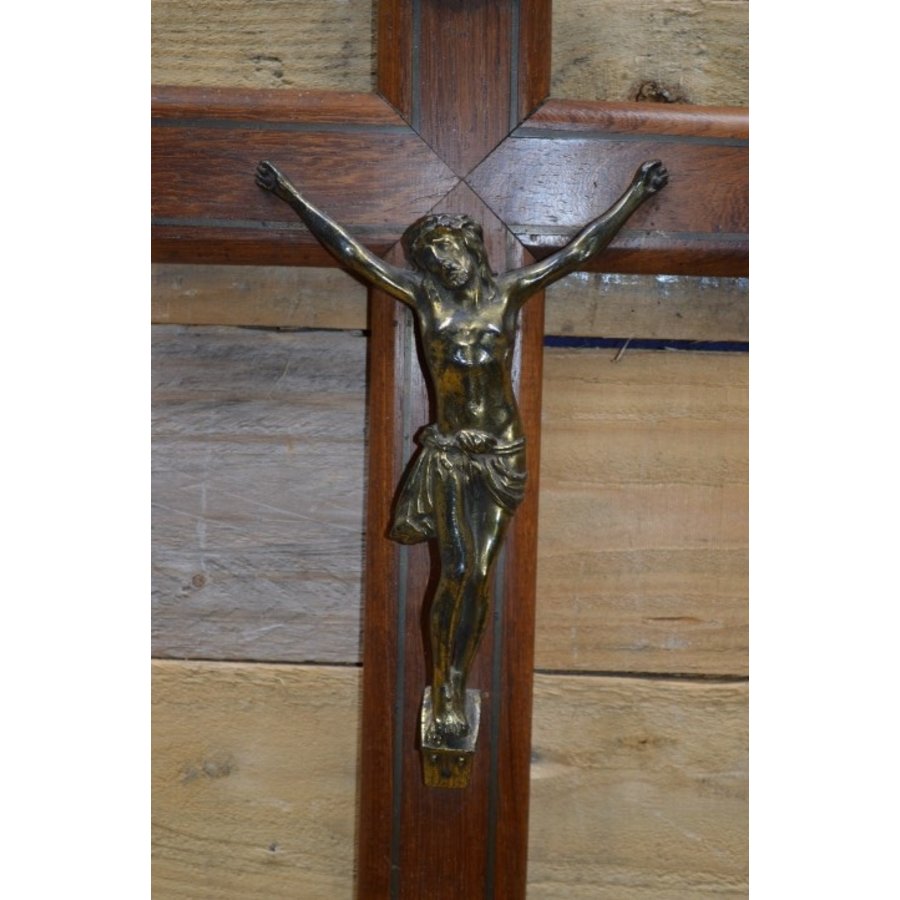Donker houten kruis met Jezusbeeld van messing – wanddecoratie klassiek-2