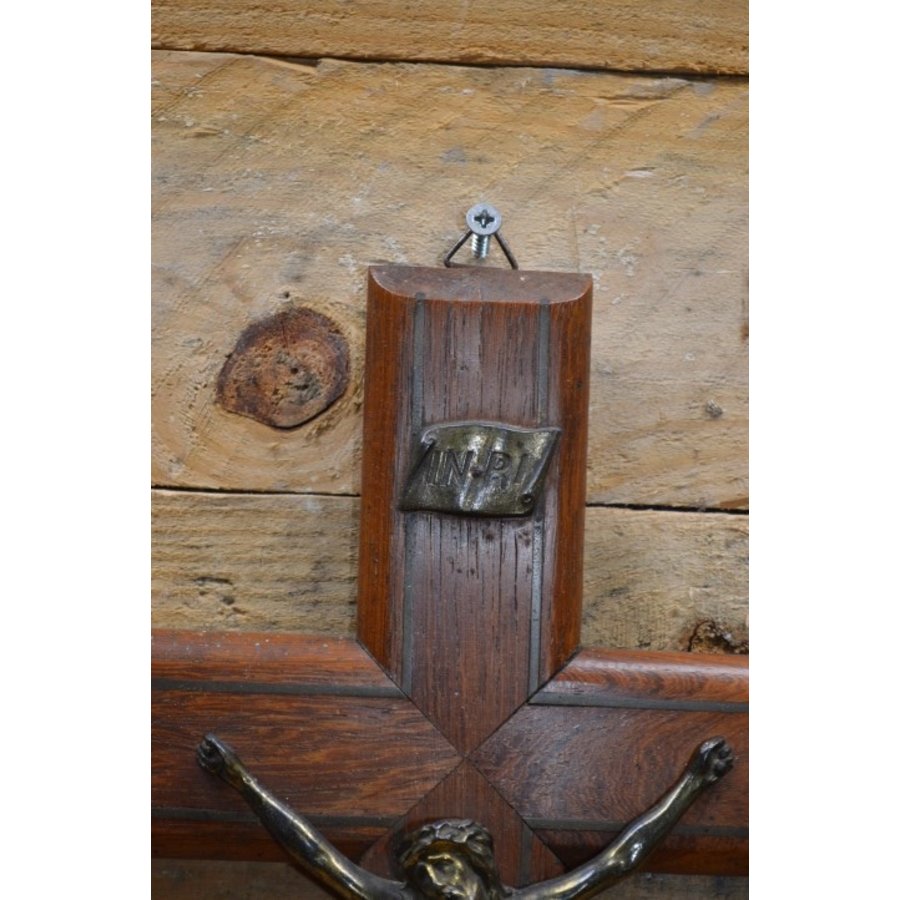 Donker houten kruis met Jezusbeeld van messing – wanddecoratie klassiek-3