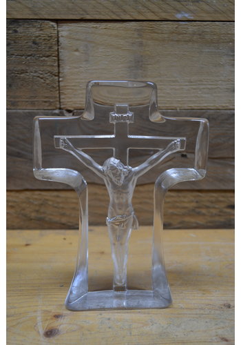 Glazen kruisbeeld met Jezus 