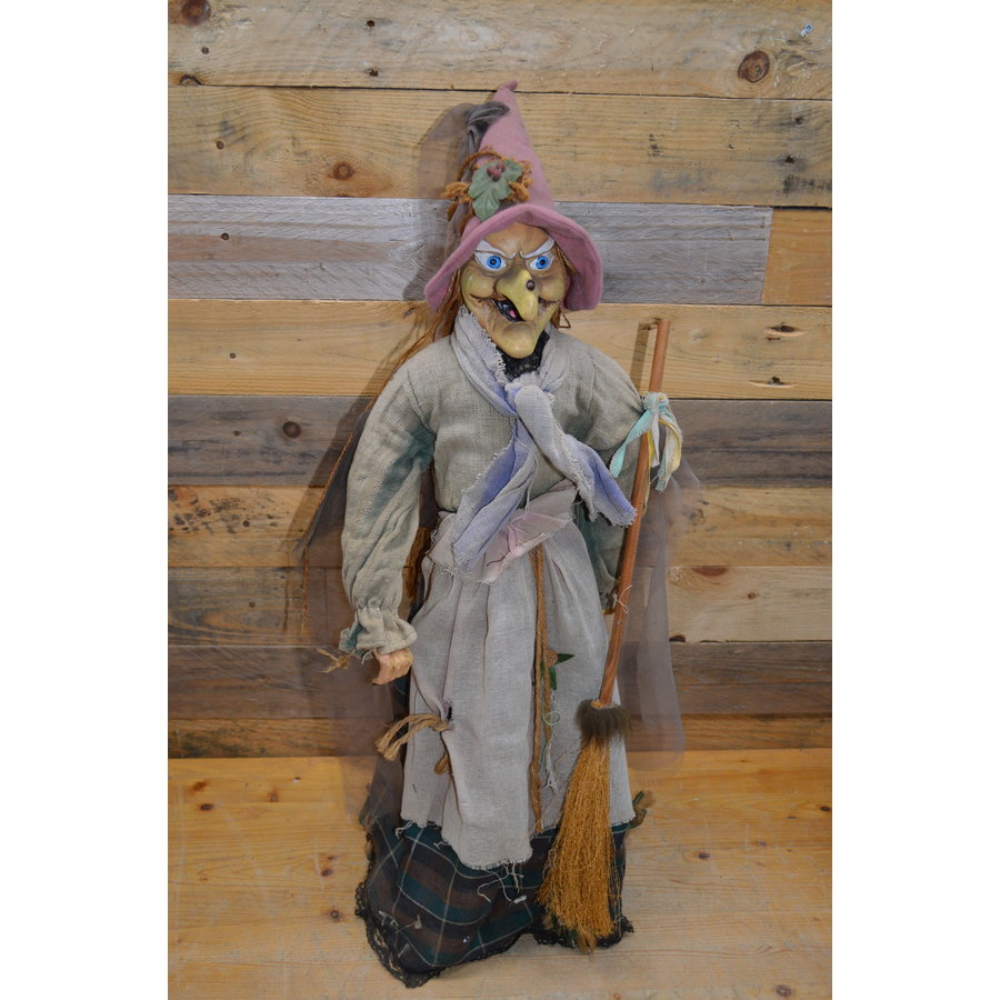 Grote heksenpop met oude kleding en bezem-1