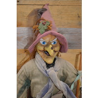 thumb-Heks in oude kleding met bezem-2