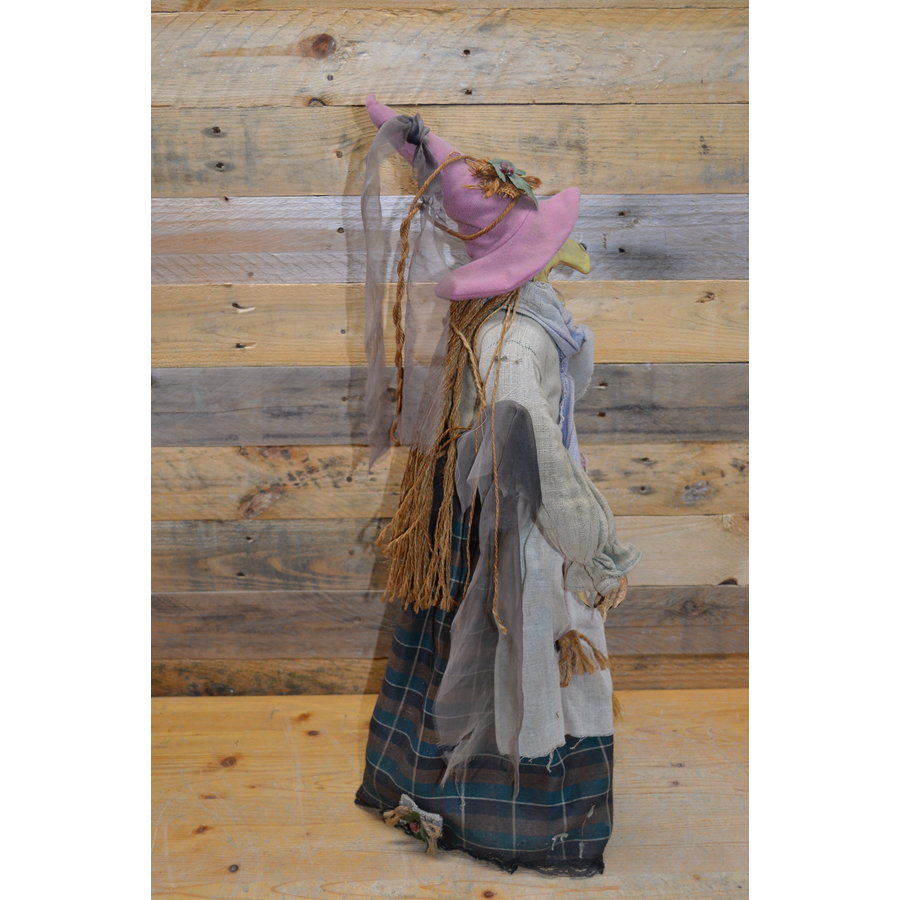 Grote heksenpop met oude kleding en bezem-3