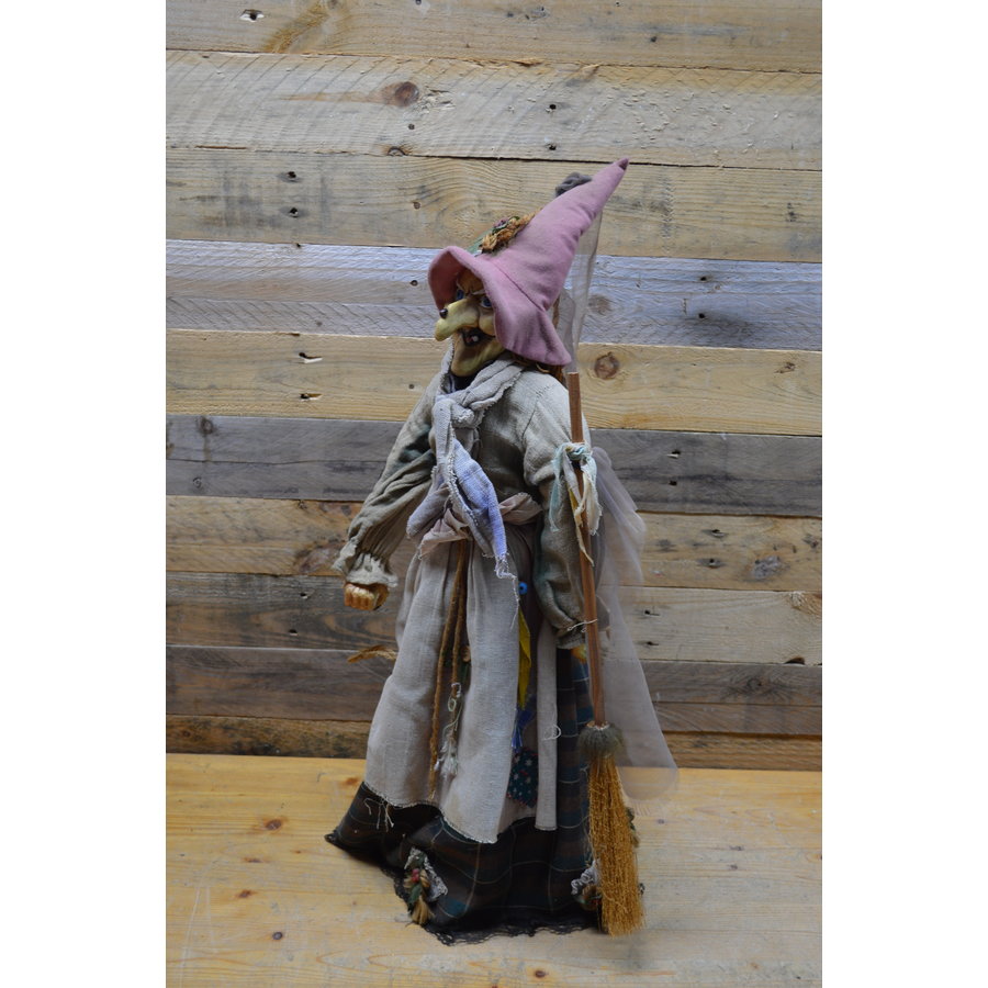 Heks in oude kleding met bezem-5