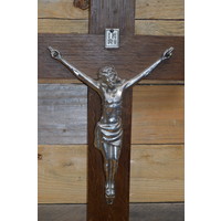 thumb-Eikenhouten kruis met aluminium Jezusbeeld – klassiek wandkruis voor in huis-2