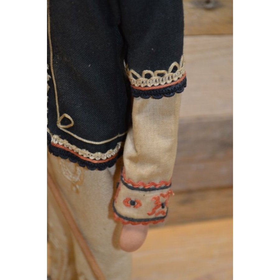 Pop in klederdracht-6