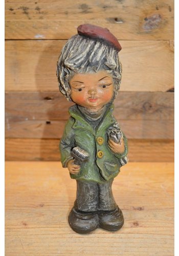 Vintage beeldje jongen met behang 