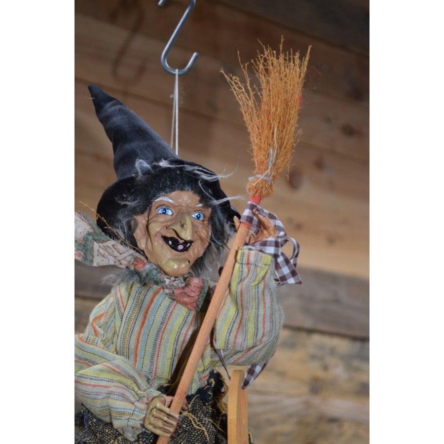Vintage hangende heksenpop met bezem-1
