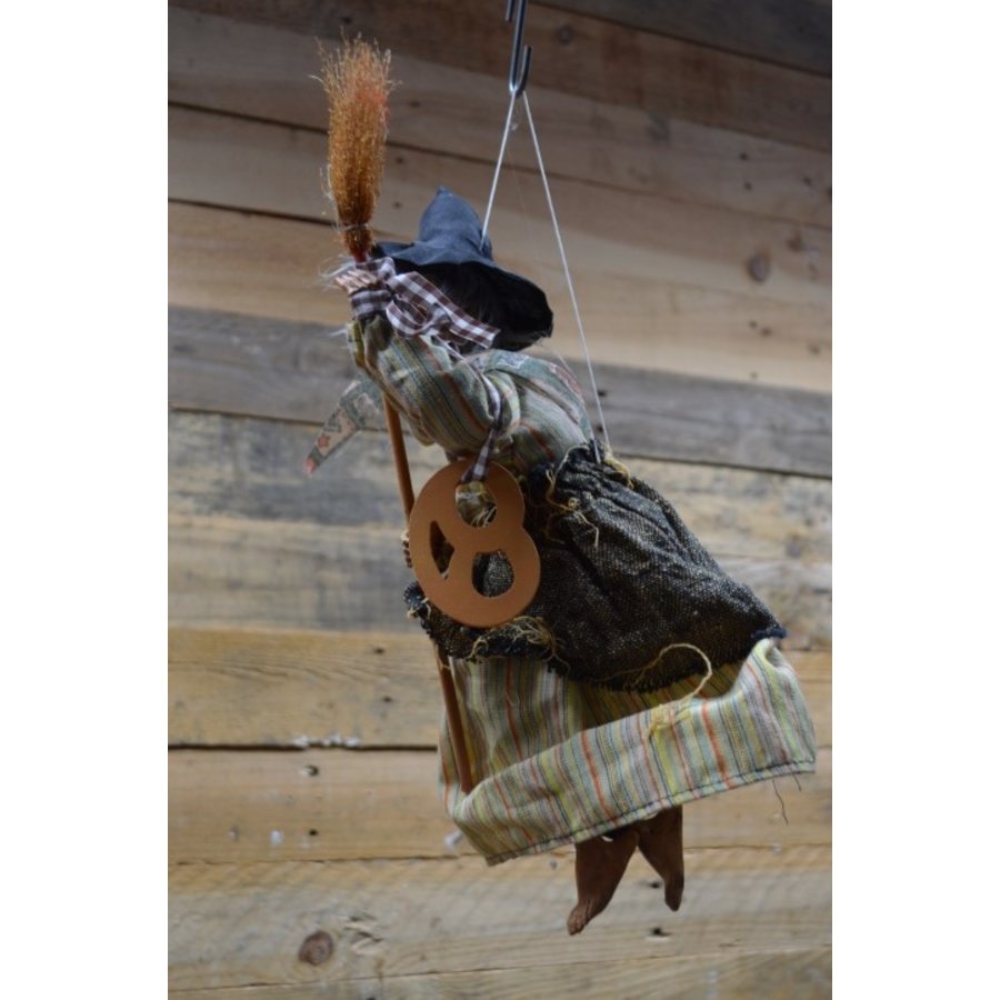 Vintage hangende heksenpop met bezem-4