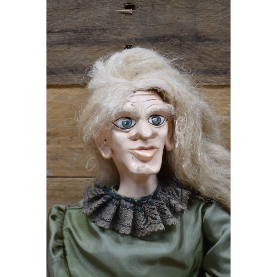 Pop heks in klederdracht-6