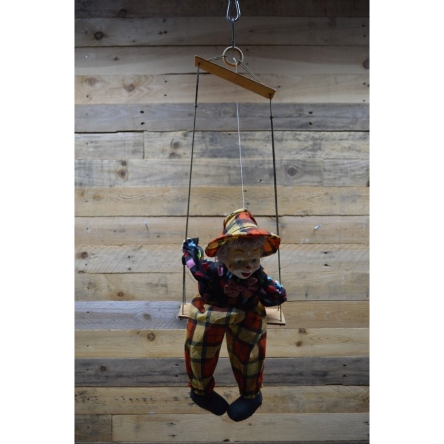 Clown op schommel-2