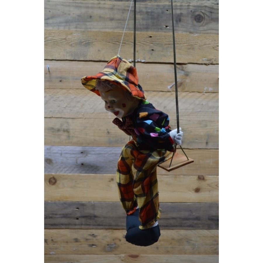 Clown op schommel-3