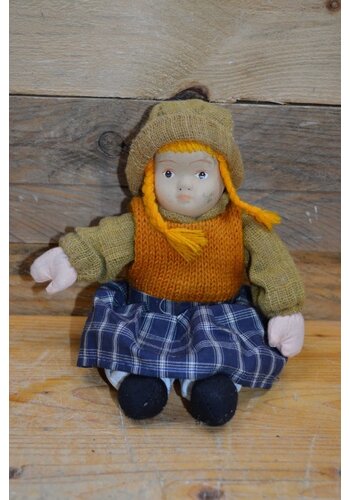 Pop meisje in winterkleding 