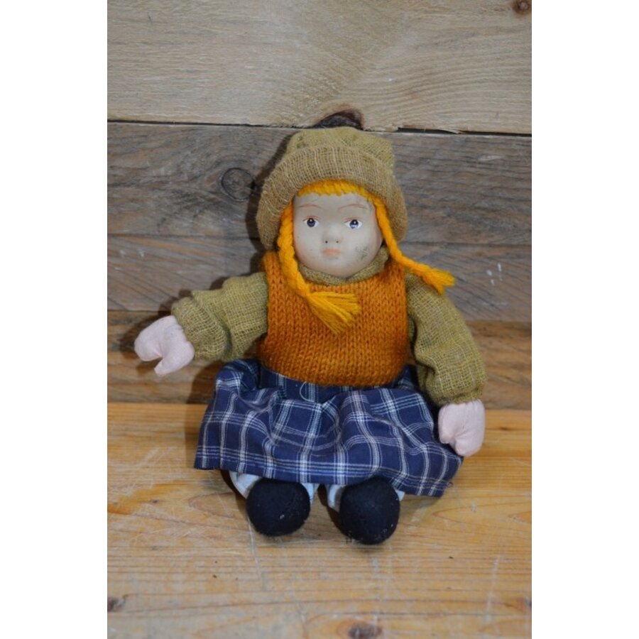 Pop meisje in winterkleding-1