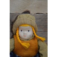 Pop meisje in winterkleding