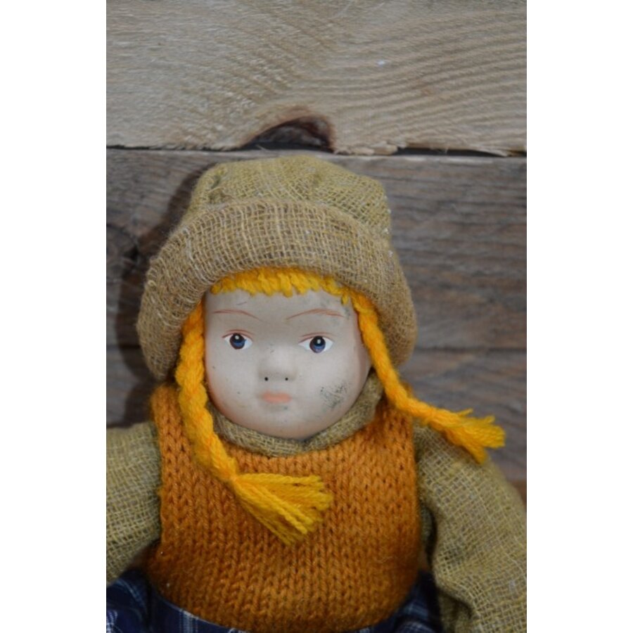 Vintage meisjespop in winterkleding-2