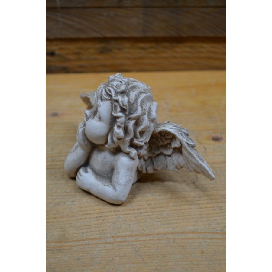 Klein betonnen denkend engeltje met vleugels – ornament voor binnen of buiten-2