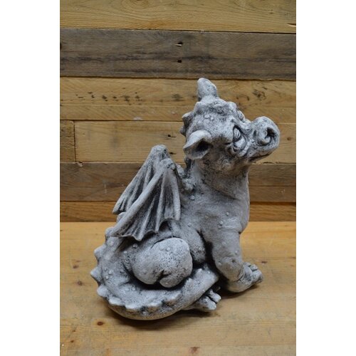 Betonnen beeld zittende draak 