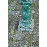 Staande metalen buitenlantaren op gegoten poot