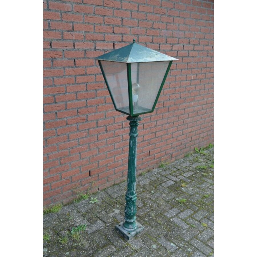 Staande metalen buitenlantaren op gegoten poot-7