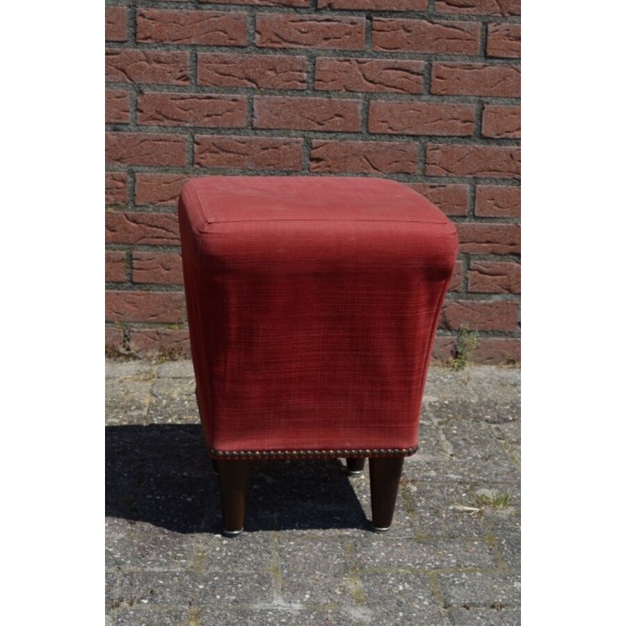 Vintage hocker zitkrukje jaren 50 met rode bekleding en sierlijke poten-3
