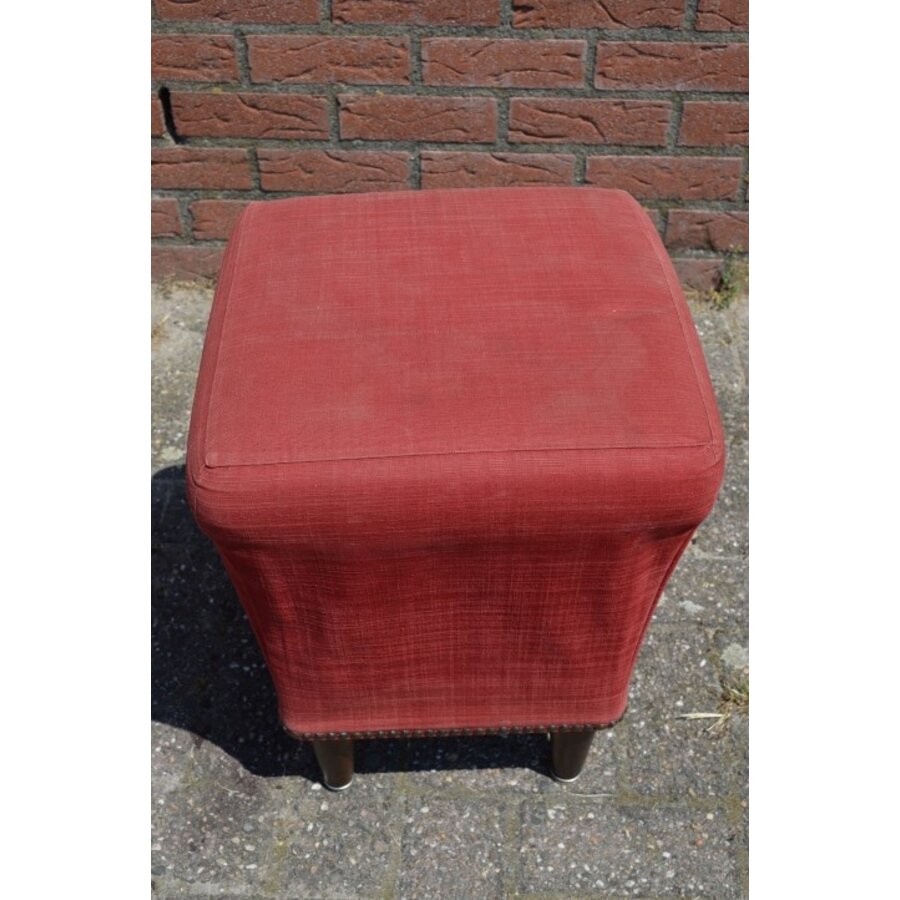 Vintage hocker zitkrukje jaren 50 met rode bekleding en sierlijke poten-4