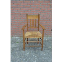 Stoel met armleuningen en biezen zitmat