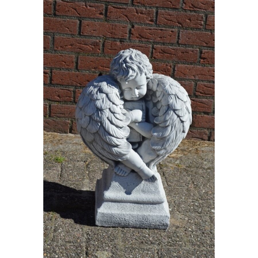 Betonnen beeld van rustende engel met gevouwen vleugels-1