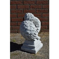 thumb-Betonnen beeld van rustende engel met gevouwen vleugels-2