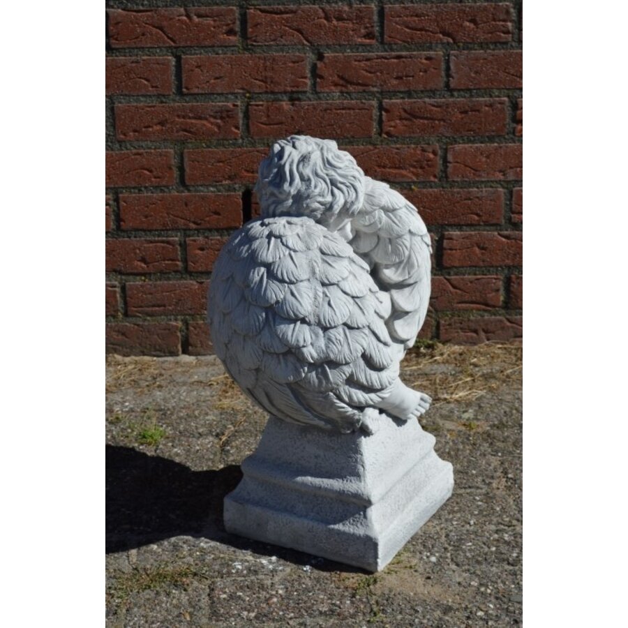 Betonnen beeld van rustende engel met gevouwen vleugels-2
