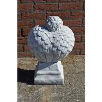 thumb-Betonnen beeld van rustende engel met gevouwen vleugels-3