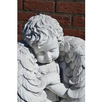 thumb-Betonnen beeld van rustende engel met gevouwen vleugels-4