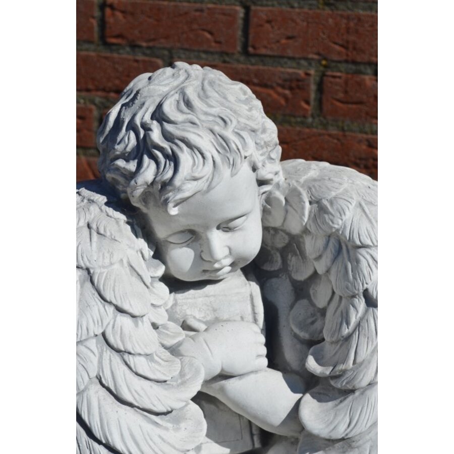 Betonnen beeld van rustende engel met gevouwen vleugels-4