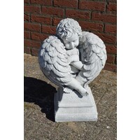 thumb-Betonnen beeld van rustende engel met gevouwen vleugels-5