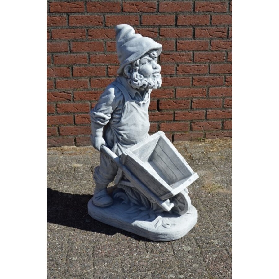 Betonnen kabouter met kruiwagen als plantenbak van gietsteen-1