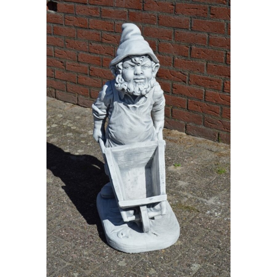 Betonnen kabouter met kruiwagen als plantenbak van gietsteen-2