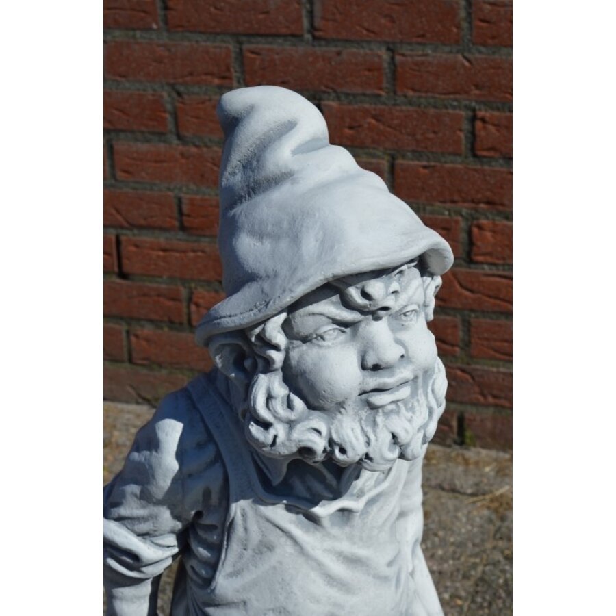 Betonnen kabouter met kruiwagen als plantenbak van gietsteen-3