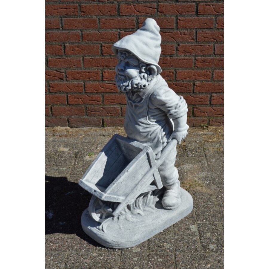 Betonnen kabouter met kruiwagen als plantenbak van gietsteen-4