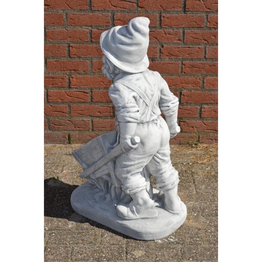 Betonnen kabouter met kruiwagen als plantenbak van gietsteen-5