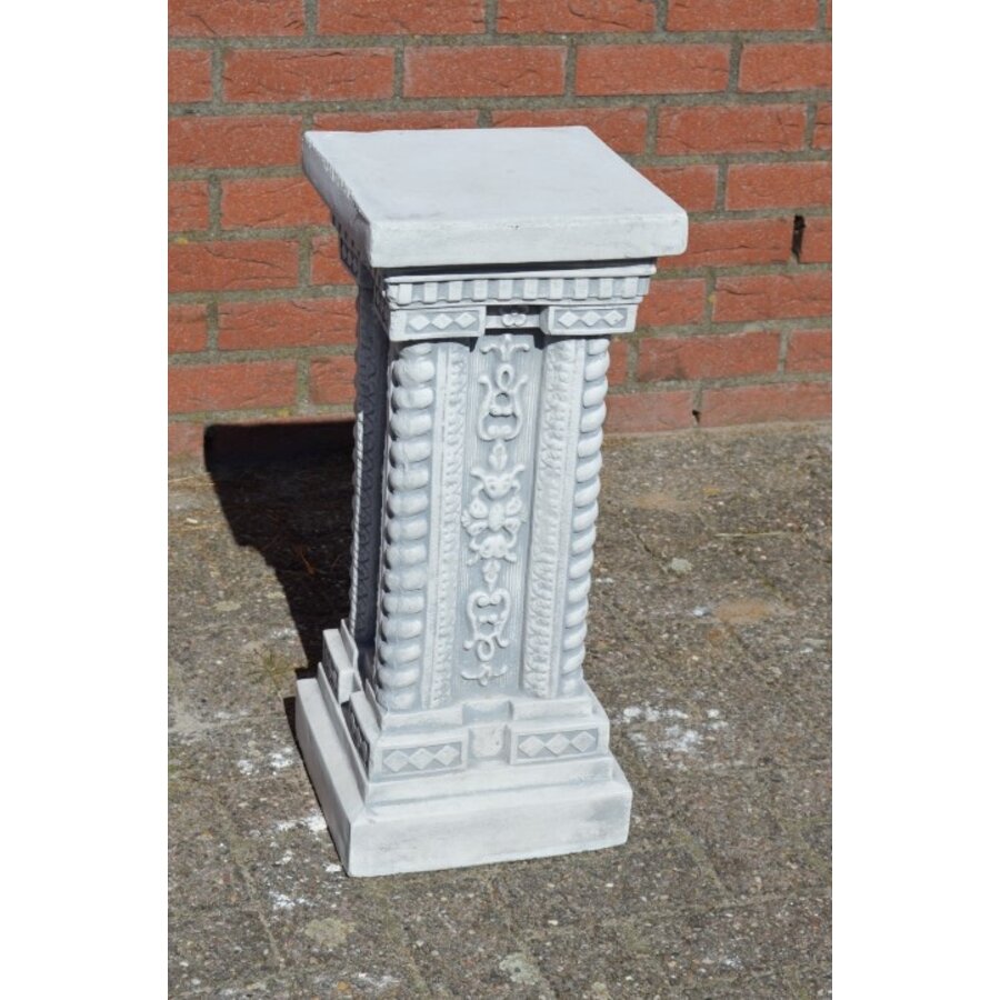 Zuil met sierlijke bewerkingen-3