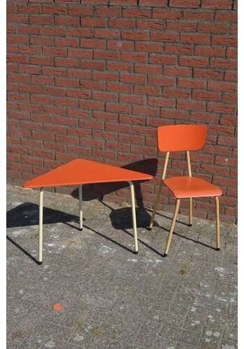 Driehoek tafeltje met stoeltje retro 