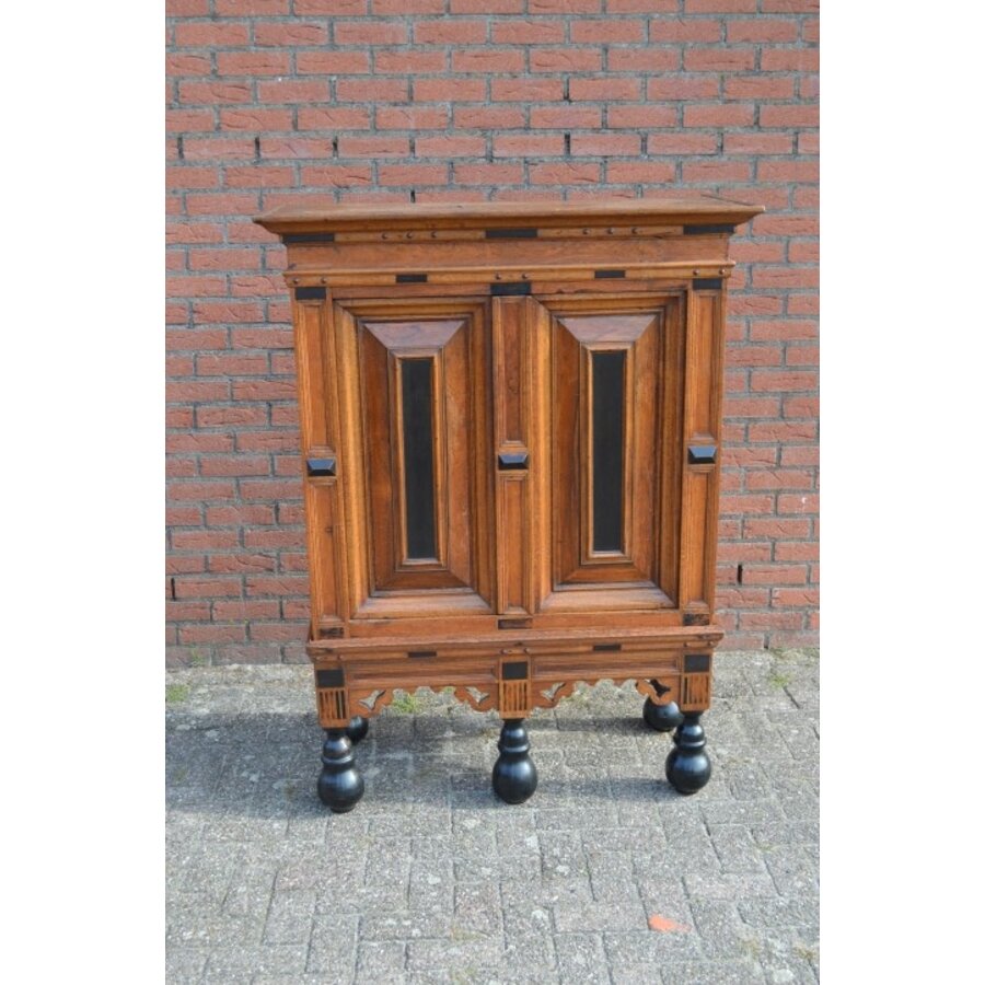 Antiek Gelders kussenkastje van massief eiken met palissander en ebbenhout-1