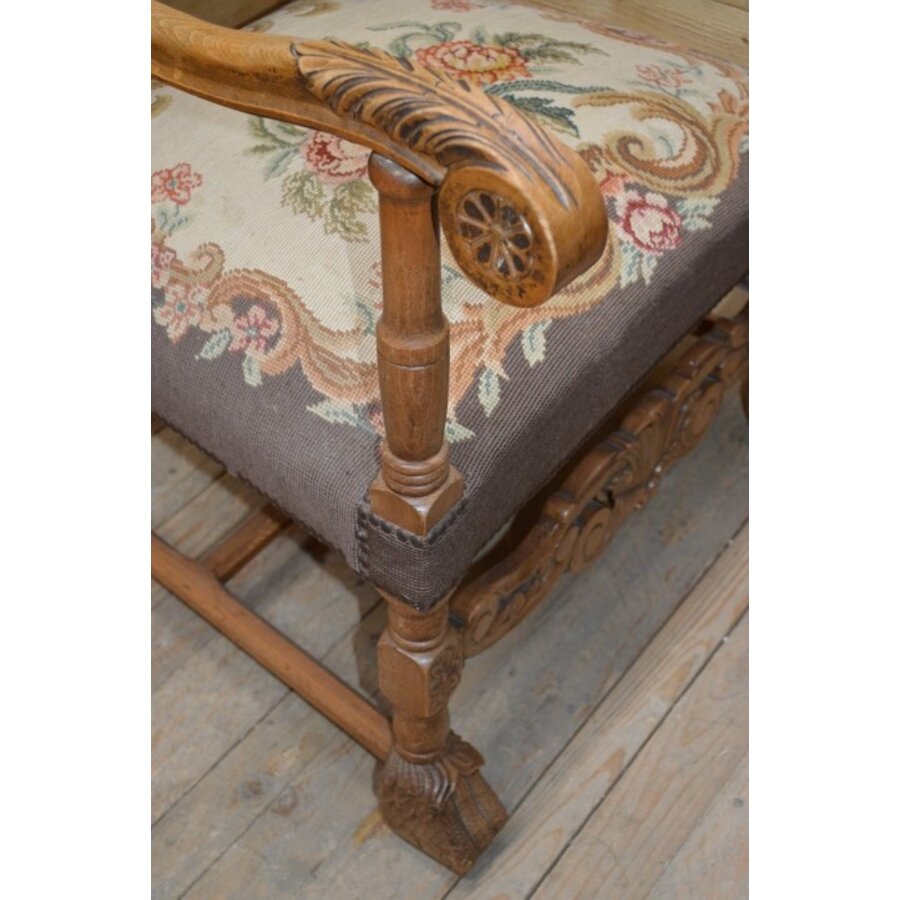 Antieke armstoel met houtsnijwerk-2
