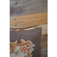 Antieke armstoel met houtsnijwerk