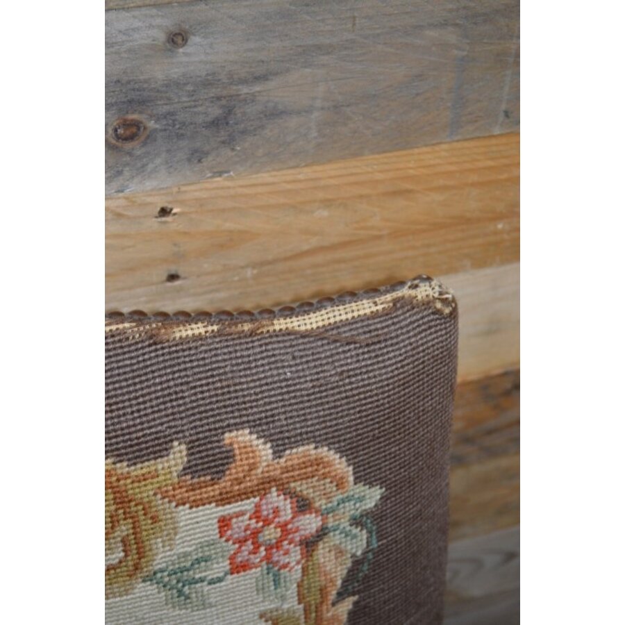 Antieke armstoel met houtsnijwerk-5