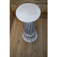 Ronde zuil met bloemen er overheen