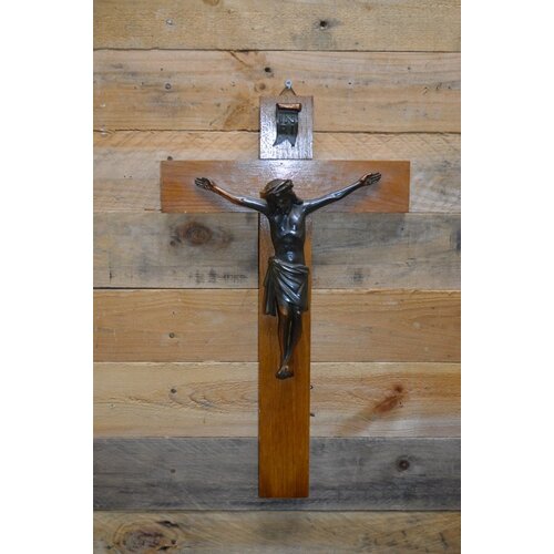 Eiken kruis met Jezus 