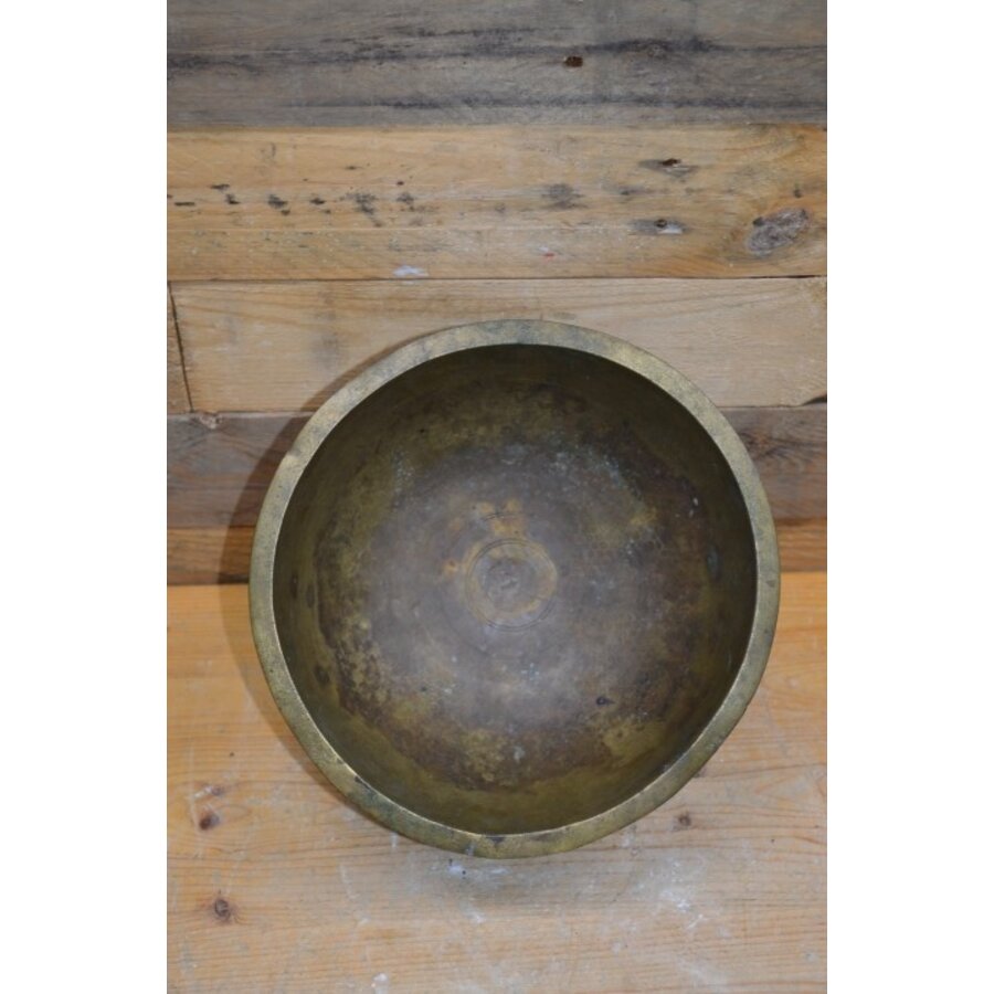 Antieke schaal of waskom van geel koper-4
