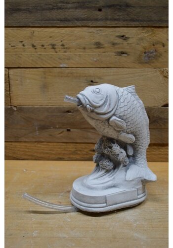 Koi springend uit het water tuinbeeld 